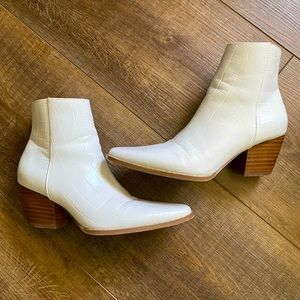 Coconuts by Matisse size 6 white boots